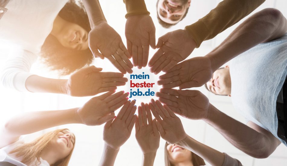 low-view-community-people-touching-hands_mbj_meinbesterjob_david_72dpi